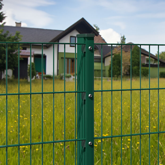 Doppelstabmattenzaun vor Grundstück