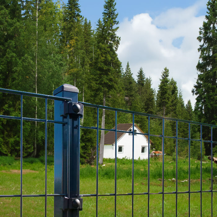 Einstabmattenzaun am Haus mit Wald