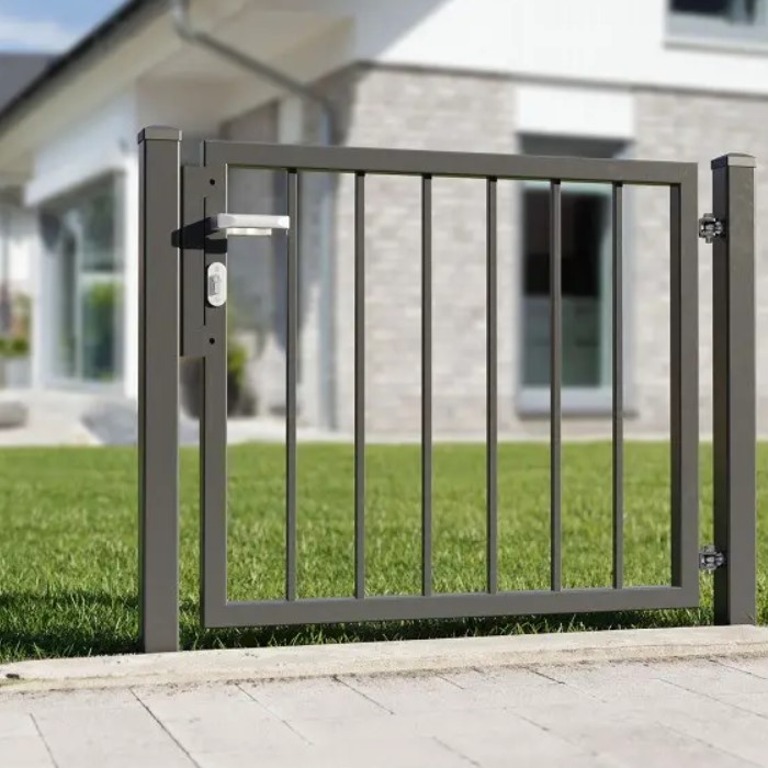 Flügeltor im Garten mit Haus im Hintergrund