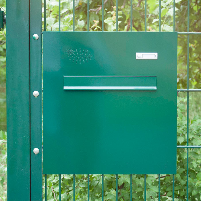 Grüne Briefkastenanlage